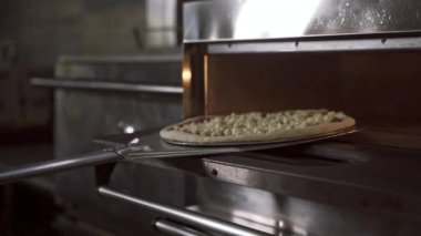İtalyan pizzasını servis etmeden önce yakın plan.