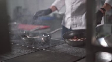 Bir restoranın mutfağında şefin iş akışına yakın çekim.
