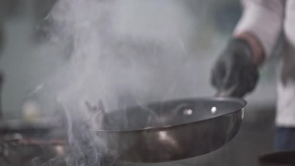 O chef frite profissionalmente o peixe em uma panela até que esteja totalmente cozido — Vídeo de Stock