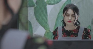 Aynanın karşısında solgun yüzlü bir kız bir döngü başlattığını fark eder ve arkadaşı onu kurtarmaya gelir.