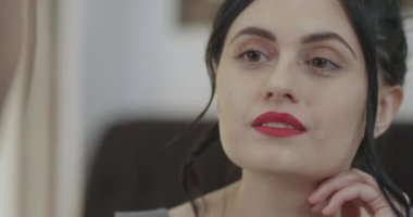 Güzel ve çekici bir kız dikkatlice dinler ve müdahalecisiyle diyalog kurar.