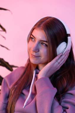Kız kulaklıkla meditasyon dinler ve mutlu bir gelecek düşünür..