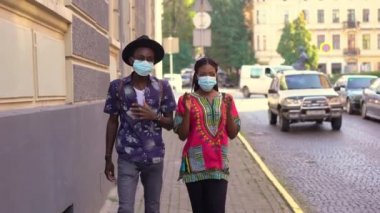 Çift şehirde karantina koşullarında dolaşır ve onlarla ilgili konuları tartışır.