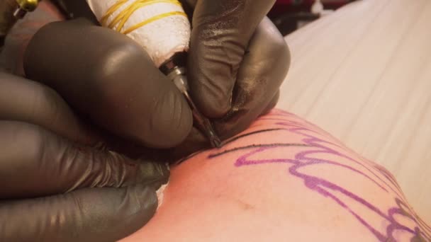 Close-up of the painstaking process of drawing lines while creating a new tattoo for the client — Stock Video