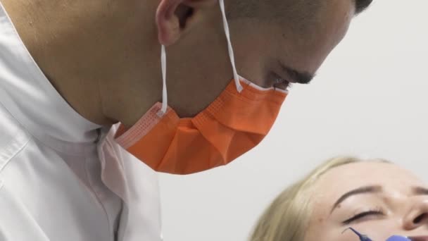 Primer plano de un médico trabaja durante la cirugía dental — Vídeos de Stock