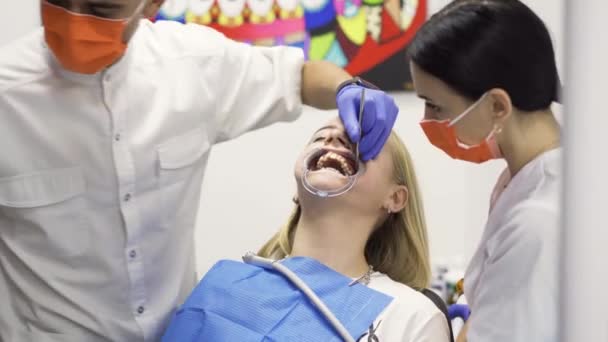 Деликатный процесс установки брекетов на клыки с помощью медицинских инструментов — стоковое видео