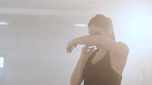 The girl rehearses the dance with her hands. Concentrated girl. Dancer dressed in sportswear. Horizontal video. — Stock Video