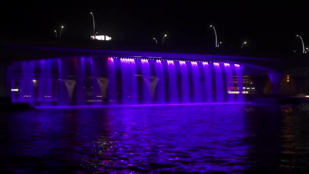 Lichtfontäne in der Nacht. Brunnen in einer Großstadt. — Stockvideo