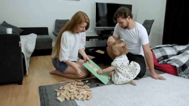 Sviluppo del bambino attraverso il gioco dell'isolamento. I genitori sono coinvolti nello sviluppo del bambino a casa.. — Video Stock