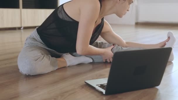 A menina está aprendendo um novo hobby por conta própria. Ela está envolvida com um treinador on-line no ginásio. — Vídeo de Stock