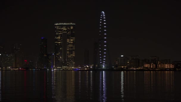 Descanse no mar à noite. A roda gigante é iluminada à noite. — Vídeo de Stock