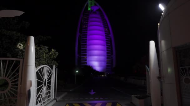 Dubai, Zjednoczone Emiraty Arabskie - 6 kwietnia 2021. Elegancki i drogi hotel nad morzem. Owalny kształt hotelu. Hotel nad morzem w nocy. — Wideo stockowe