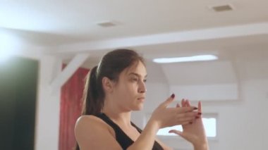 Kız antrenmandan önce ısınma egzersizi yapıyor. Erken yaştan itibaren sağlığı düşünmen gerekir..