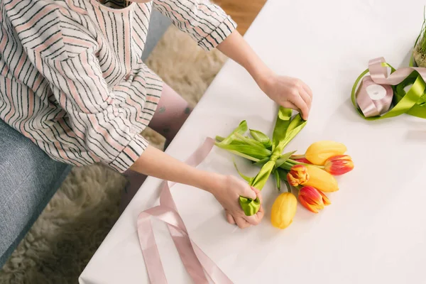 Vista superior de uma meninas terminou o trabalho para um presente futuro — Fotografia de Stock