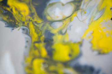 Sıvı sanatı bir resim trendidir. Sarı ve gri karışımı. Gri rengin tuvaldeki yaşama karşı avantajı.