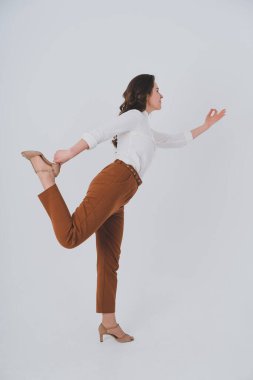 Genç öğrenci vücudunun ve hayatının dengesini koruyor. Kız yana döndü ve bacağını büktü..