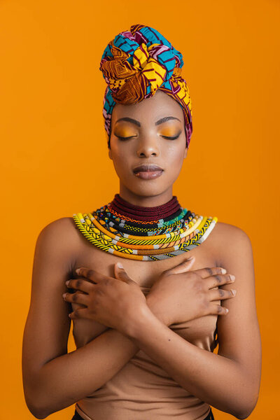 Африканка с ярким макияжем. С традиционным африканским ободком и ярким ожерельем с бисером.