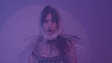 Yeniden kullanılabilir polietilen başlık. Yüzü plastik bir eşarpla kaplanmış kızlar.