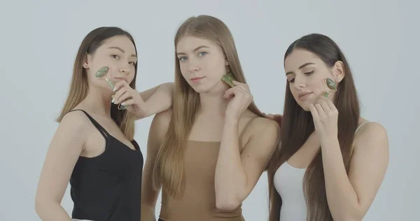 Genç güzel kızlar stüdyo yüz bakımı cihazlarına reklam veriyorlar.