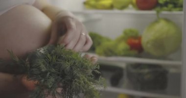 Hamile anne, bebeğin sağlığını önemsediği için sebze yer..