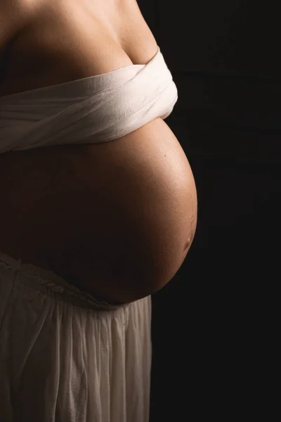 Tierna y frágil sesión de fotos de una joven embarazada vientre —  Fotos de Stock