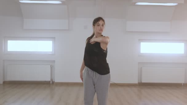 La ballerina concentrata balla un ballo. Caduta ragazza a causa della mancanza di forza. — Video Stock