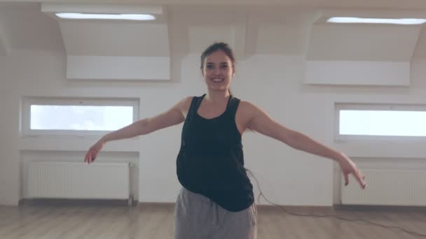 La bailarina realiza un complejo elemento de danza y caídas. Hay desesperación y dolor en sus ojos.. — Vídeos de Stock