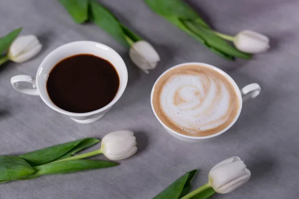 Masada beyaz bardaklarda espresso ve kapuçino. Kahve seçimi.