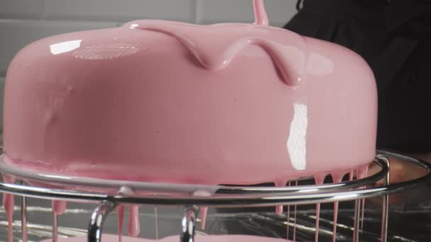 Crème wordt op de taart van dichtbij gegoten. Suikerwerk proces. Lekkere taart.. — Stockvideo
