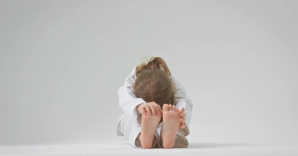 Το παιδί προσπαθεί να γίνει το καλύτερο στο καράτε και για το σκοπό αυτό πραγματοποιεί δύσκολες ασκήσεις.. — Αρχείο Βίντεο