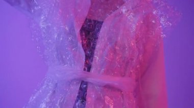 Plastiğin mantıksız kullanımı. Evde polietilen var. Kız polietilen giymişti..