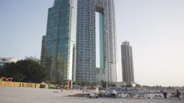 Yüksek katlı camlar. Yüksek binalar yeni bir stile sahip. Denizde lüks bir otel..