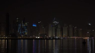 Denizde bir gece şehri. Pahalı ve lüks oteller ışıl ışıl..