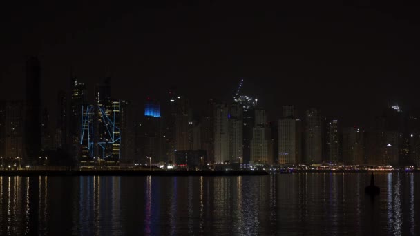 Nachtstad aan zee. Dure en luxe hotels zijn helder verlicht. — Stockvideo