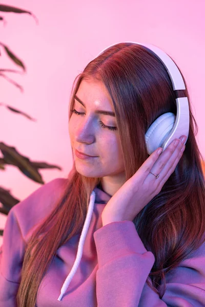 Öğrenci, çifti kulaklıkla dinler ve onları elinde tutar..