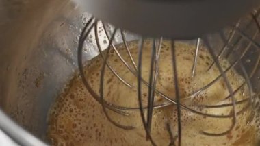Köpük, karıştırıcının yardımıyla dövülen yumurtalardan oluşur..