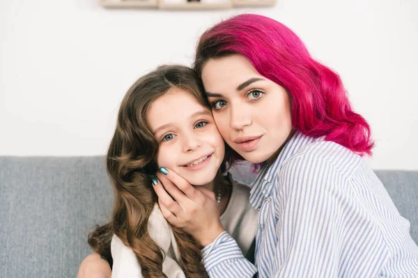 Vacker mamma poserar med sin lilla dotter vid kameran — Stockfoto