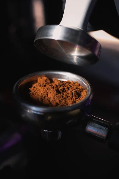 Temperatura di caffè naturale. Un processo importante per un espresso di qualità e gustoso. — Foto Stock