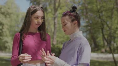 Kızlar gençler için yeni mücevherler düşünüyor. Yeni mücevher alan mutlu gençler..