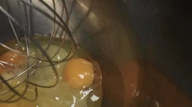 Karıştırıcı yumurtaları şekerle çırpıyor. Tatlı hazırlama aşaması.