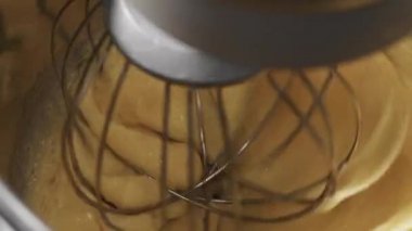 Yumurta karışımını çırpan bir karışım. Bisküvi yapmak için sahne.