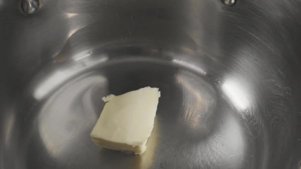 Το βούτυρο λιώνει σε ένα τηγάνι. Βούτυρο θέρμανσης για κρέμα γάλακτος. — Αρχείο Βίντεο