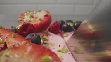 Kremalı pastayı kesiyorum. Lezzetli pasta bıçakla kesilir..