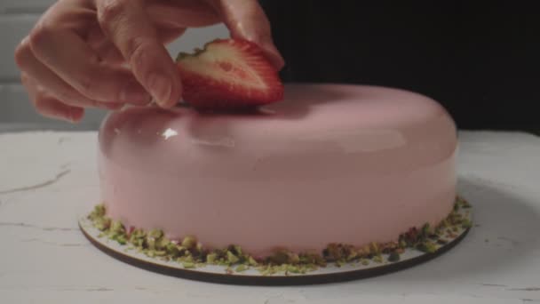 Decorare la torta con frutta fresca. Il pasticciere mette frutta sulla torta. — Video Stock