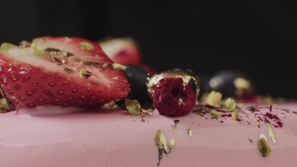 Rózsaszín habos torta gyümölccsel. Finom torta gyümölcsös töltelékkel. Alacsony szénhidráttartalmú torta. — Stock videók