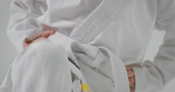 Form für Karate. Natürliche Form für Kinder weißer Farbe. — Stockvideo