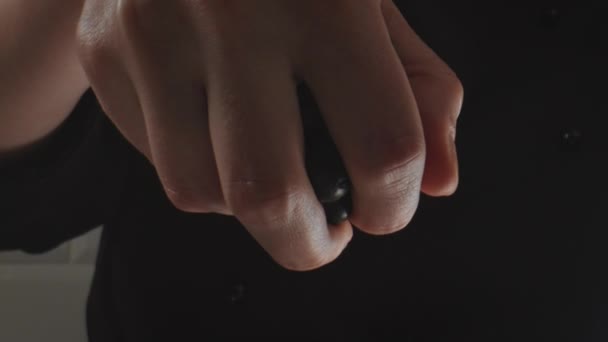 Кондитер тримає чорницю в руках і звільняє її з рук . — стокове відео