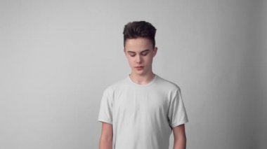 Küçük çocuk karantina sırasında hastalandı ve evde tedavi edildi.