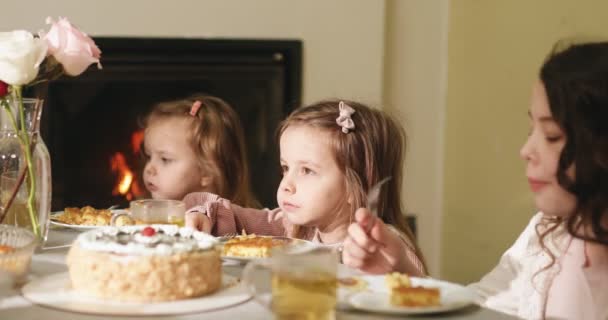 As meninas comem uma torta na mesa com um garfo. Nutrição adequada das crianças. — Vídeo de Stock