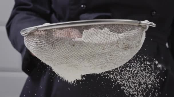 Vídeo close-up de peneiramento de farinha. Farinha orgânica é peneirada através de uma peneira. — Vídeo de Stock
